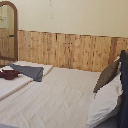 Ave Maria Guesthouse โคลวา ภายนอก รูปภาพ
