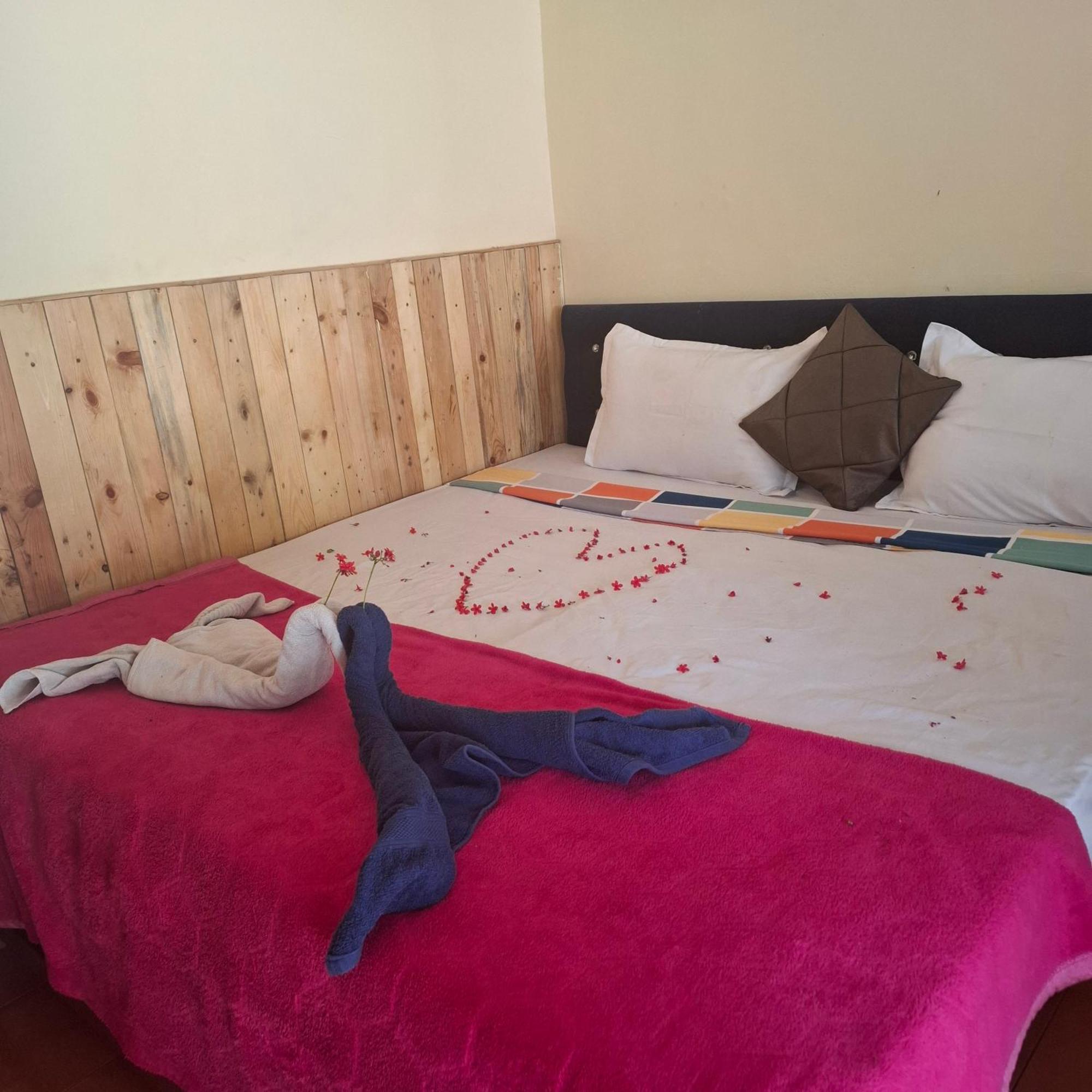 Ave Maria Guesthouse โคลวา ภายนอก รูปภาพ
