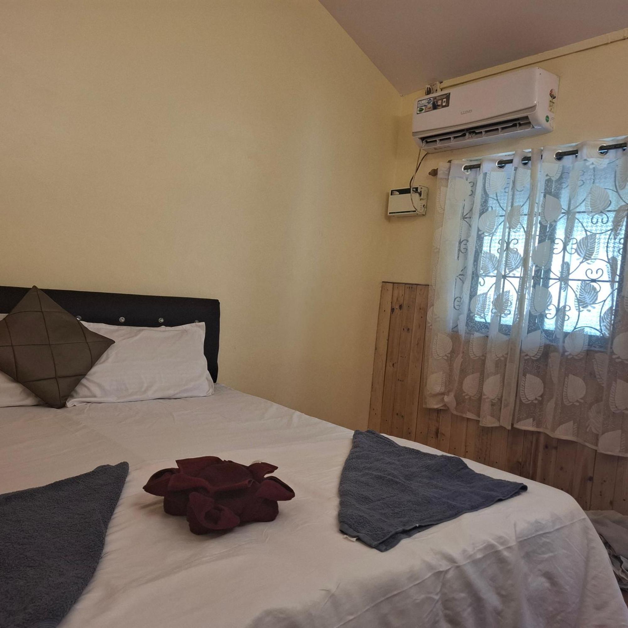 Ave Maria Guesthouse โคลวา ภายนอก รูปภาพ